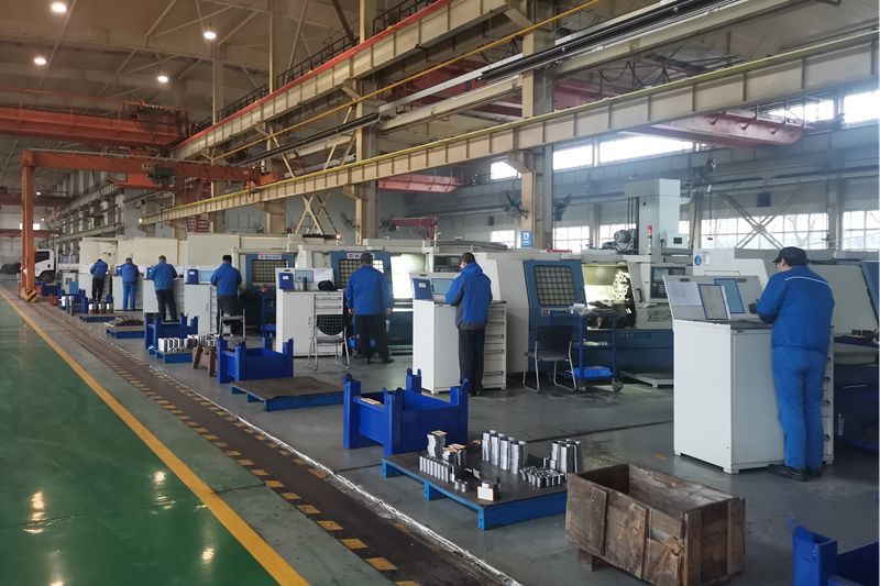 3、機加工車間數(shù)控車床班組全體員工早早進入工作狀態(tài).jpg
