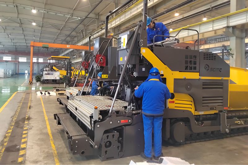 1、工人們抓緊時間總裝即將出口的瀝青混凝土攤鋪機.jpg